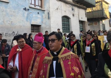La procesión recorre las calles de la ciudad de Potosí 