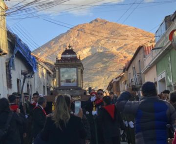 Potosí vive la procesión del Santo Sepulcro 