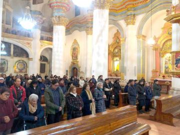 La población acudió a la ceremonia religiosa en la Santa Basílica Catedral.
