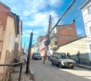 Un poste viejo se quebró y obligó a paralizar el tráfico por la calle