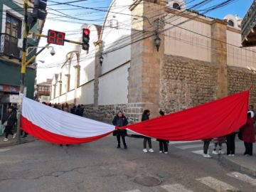 Los integrantes del Instituto INCOS Potosí iniciaron cerca de las 9:00 un bloqueo de calles en el centro de la ciudad impidiendo el paso de motorizados 