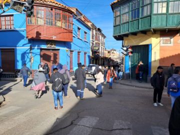 Los integrantes del Instituto INCOS Potosí iniciaron cerca de las 9:00 un bloqueo de calles en el centro de la ciudad impidiendo el paso de motorizados 