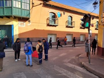 Los integrantes del Instituto INCOS Potosí iniciaron cerca de las 9:00 un bloqueo de calles en el centro de la ciudad impidiendo el paso de motorizados 