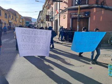 Instituto INCOS bloquea el centro de la ciudad por terrenos