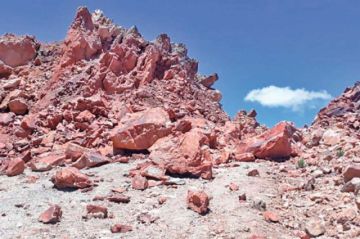 La fragmentación de la roca de la zona alta es alarmante.