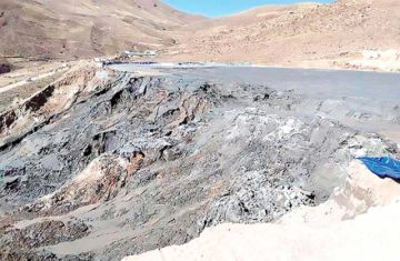 Denuncian lentitud en el colapso de dique de colas
