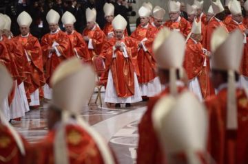 Los cardenales se retiran a almorzar antes de encerrarse para el cónclave en la Capilla Sixtina