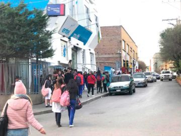 Mantienen tolerancia en el horario en distritos escolares fríos