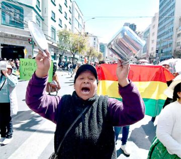 La crisis multiplica las marchas y el Gobierno apunta a la Asamblea