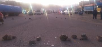 Desde el mediodía de ayer, hay tres puntos de bloqueo en el la carretera que comunica a Potosí con Sucre.