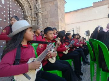 La presentación se desarrolla en el Templo de San Lorenzo.