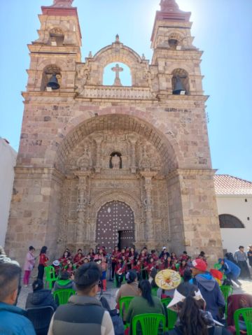 La presentación se desarrolla en el Templo de San Lorenzo.