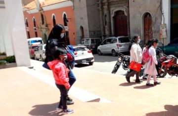 Enfatizan que se evite exigir el uniforme a los escolares por el frío