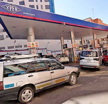 Comienza la descarga  de combustibles y los choferes definen paro