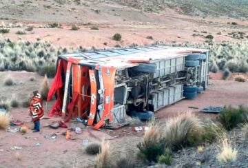 Tránsito busca al chofer que produjo el accidente con 17 personas heridas
