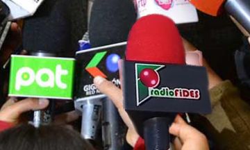 Denuncian que periodista de Fides fue agredido con gas pimienta por un policía antimotines