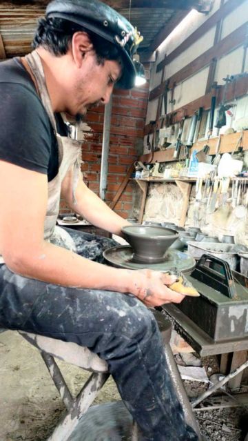 El artista trabaja en su taller.