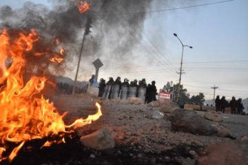 Cochabamba: Policía reporta cinco efectivos heridos tras emboscada de evistas en desbloqueo