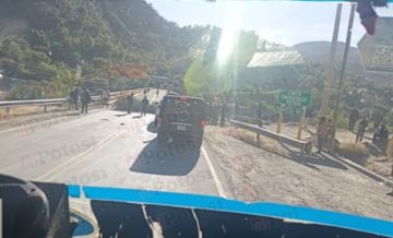 El camino Potosí - Sucre esta bloqueado en el sector de Puente Méndez