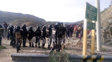 Contingente policial de Chuquisaca se dirige a un punto de bloqueo en el Puente Méndez 