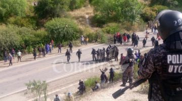 Contingente policial de Chuquisaca se dirige a un punto de bloqueo en el Puente Méndez 