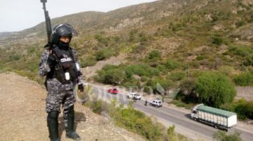 Contingente policial de Chuquisaca se dirige a un punto de bloqueo en el Puente Méndez 