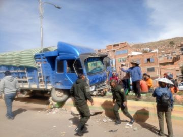 Camión cargado de cerdos protagoniza aparatoso accidente en la ciudad de Potosí