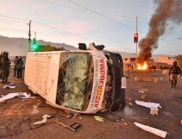 Incendian ambulancia y Arce señala violación de derecho internacional