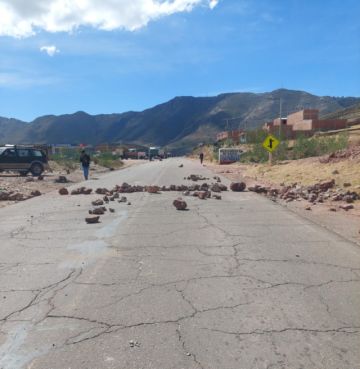 Policía reporta seis puntos de bloqueo en las vías a Sucre y Oruro
