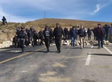 Policía levanta el bloqueo en Llallagua e instala vigilia para evitar nuevos cortes de ruta 