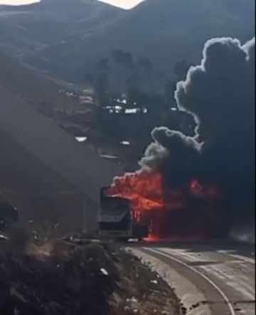 Incendian en plena carretera el bus que movilizó a los policías a Llallagua