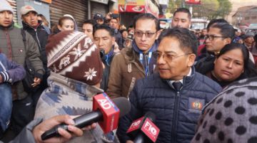 Increpan al viceministro Silva en operativo de control en mercado de La Paz