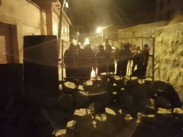 Pobladores de Llallagua instalaron barricadas y pasaron la noche en vigilia