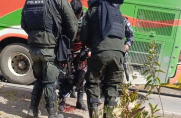 El contingente policial fue sorprendido cuando se movilizaba para despejar la carretera Diagonal Jaime Mendoza, que conecta a Llallagua con las ciudades de Potosí, Sucre, Oruro y L