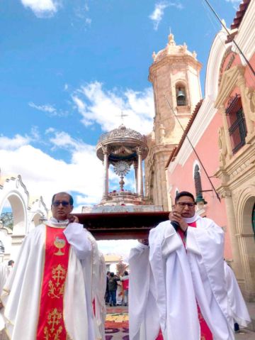 El Cuerpo de Cristo salió en procesión solemne de la Catedral.