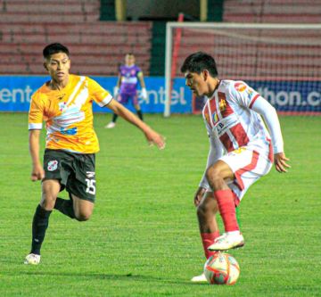 Johan Arce (i) trata de detener a su rival.