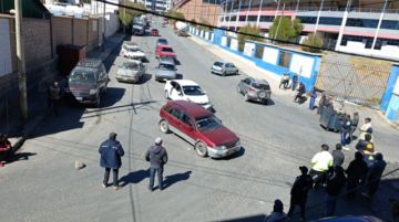 Choferes bloquean y cercan YPFB en Potosí