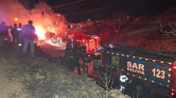 Arde un camión cisterna tras un choque en la ruta Cochabamba-Santa Cruz y deja dos fallecidos