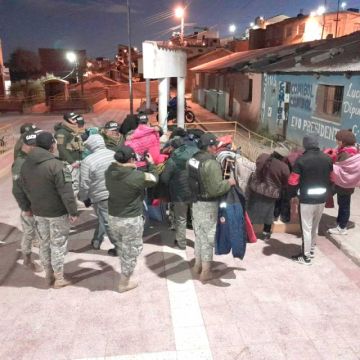 Policía entrega abrigo a las personas más necesitadas para combatir el frío