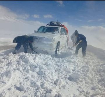Reportan que la nieve atrapó a un grupo de turistas en el sudoeste