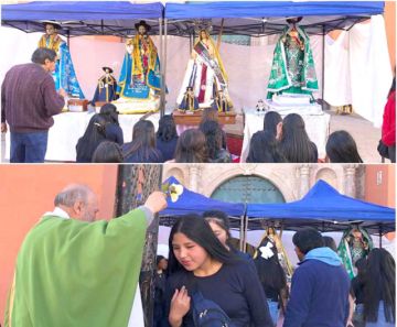 Los danzarines terminaban el recorrido para rezar de rodillas ante los santos y la virgen.