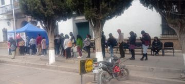 Ministro de Educación saluda a quienes están acudiendo a vacunar a estudiantes contra el sarampión