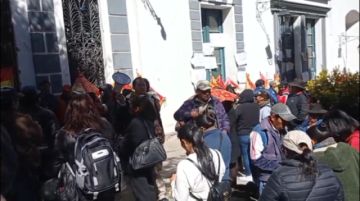 Comerciantes toman edificio de la Alcaldía de Potosí en rechazo al comercio informal