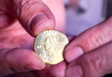 En la moneda se lee "Vale un Potosí"