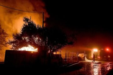 Cientos de bomberos luchan contra un incendio en el sur de Grecia