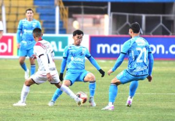 La defensa de Blooming corta uno de los ataques de los locales.