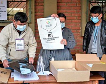 Elecciones: Entregan  material y movilizan  a los observadores