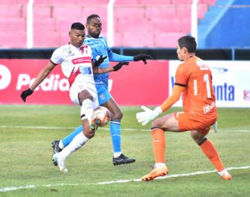 William Álvarez (c) en una de las jugadas de peligro.
