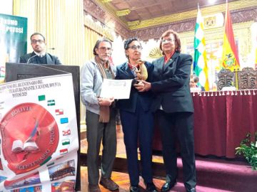 Escritora potosina recibe el premio “Hugo Molina Viaña”