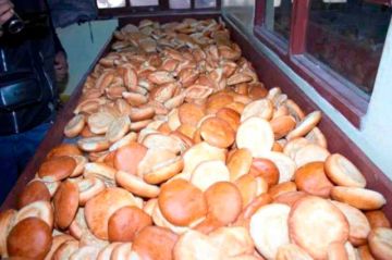 El pan se comercializa en tres unidades por 2 Bolivianos.